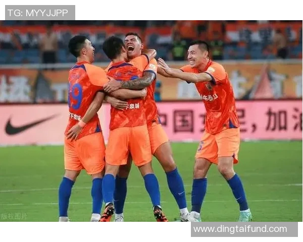 武汉足球队团队协作引发热议球迷对战术配合和球员默契提出不同看法